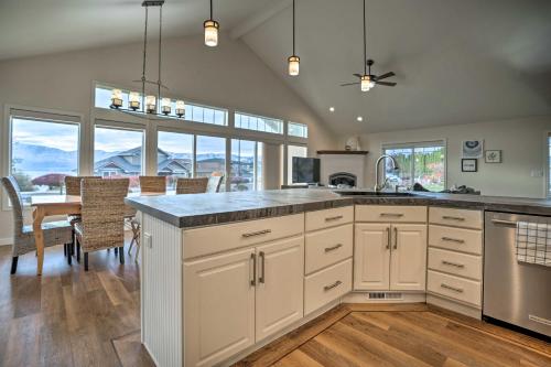 Family Home on Lake Chelan with Mtn + Lake View! in Mensona (WA)
