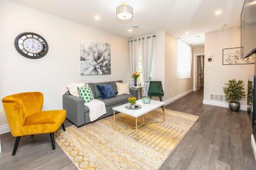 PRIME Location - Luxury 1BR With King Bed - Steps From Byward Market!