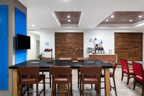 Holiday Inn Express & Suites Florence I-95 & I-20 Civic Ctr, an IHG Hotel in Florence, USA