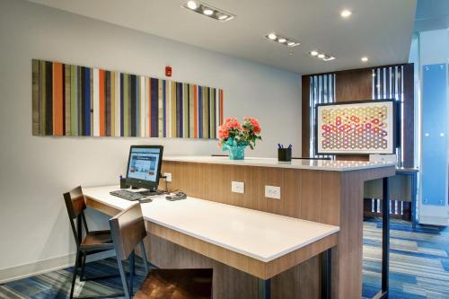 Holiday Inn Express & Suites Galesburg, an IHG Hotel