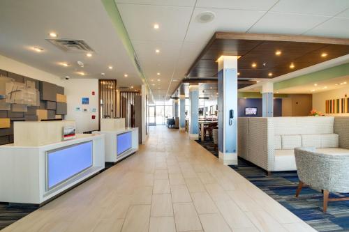 Holiday Inn Express & Suites Galesburg, an IHG Hotel