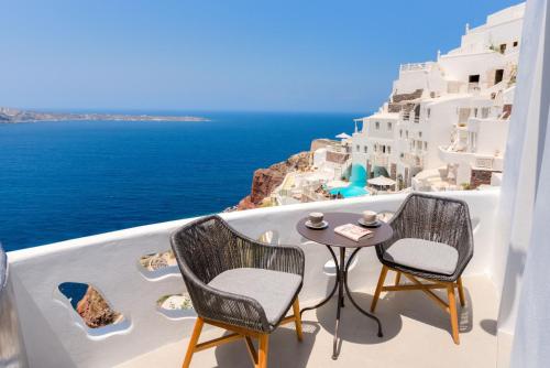 Oia Angle Cavehouse - Tap to explore photos