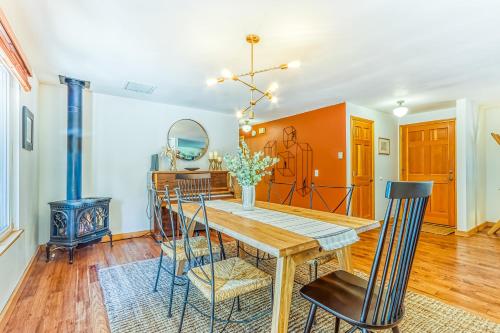 Chic Hideaway Retreat - image 3