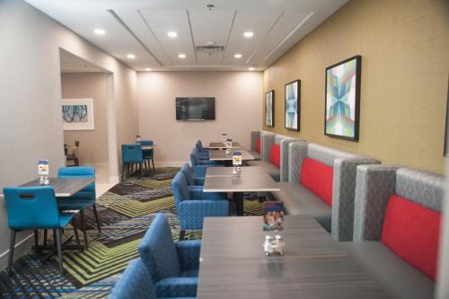 Holiday Inn Express Hotel & Suites Norfolk