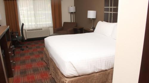 Holiday Inn Express & Suites Cumberland - La Vale, an IHG Hotel