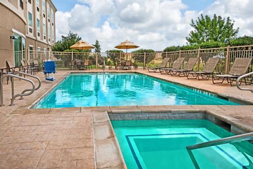 Bassein, Holiday Inn Express & Suites Cotulla By IHG in Cotulla (TX)