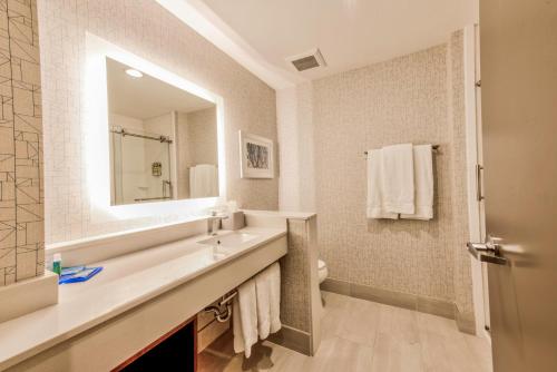 Holiday Inn Express & Suites Dallas NW - Farmers Branch, an IHG Hotel