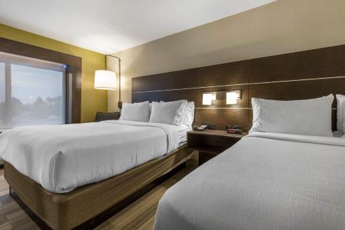 Holiday Inn Express and Suites Chicago West - St Charles, an IHG Hotel