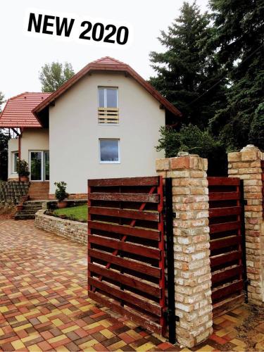 Exterior view, ‘NEW’ Sunkissed Villa on the Old Hill in Szigeti Jozsef