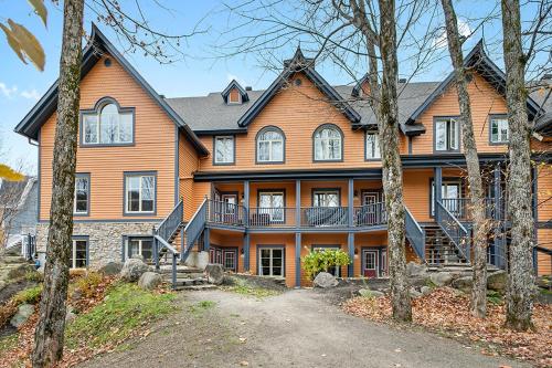 Apartment with Pool View  room in Le Manoir 106-7 by Escapades Tremblant
