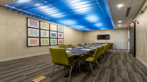 Holiday Inn Express & Suites - Marion an IHG Hotel - image 14