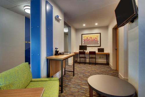 Holiday Inn Express Hotel & Suites Morris, an IHG Hotel