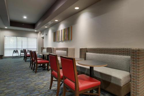 Holiday Inn Express Hotel & Suites Middleboro Raynham, an IHG Hotel