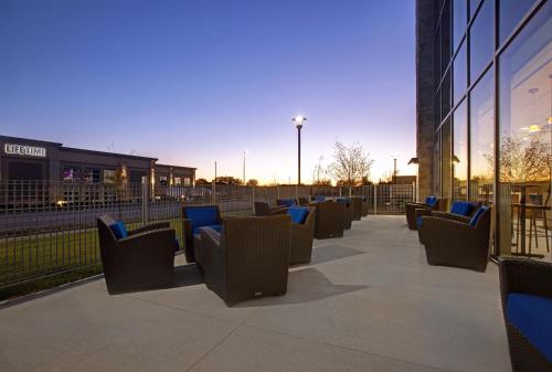 Holiday Inn Express & Suites - Milwaukee - Brookfield, an IHG Hotel