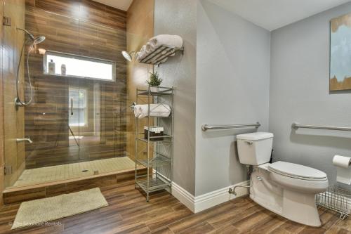 Beautiful Spacious & Contemporary Home W/ Central AC, Smart TVs, & Yard