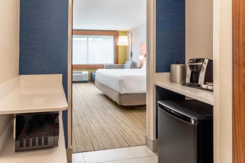 Holiday Inn Express & Suites Milwaukee - West Allis - image 4