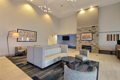 Holiday Inn Express Hotel & Suites Milwaukee Airport