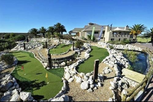 Camp de minigolf, HIDDEN GEM A unique Golf Estate, Game Reserve north facing 6 sleeper 3 en suite bedrooms with 12m So in Langebaan Country Estate