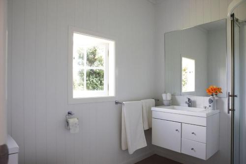 Bathroom, Tara at Tahi - cosy cottage surrounded by nature in Avenues