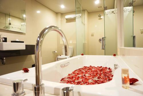 Shower, J4 Hotels Legian in Bali