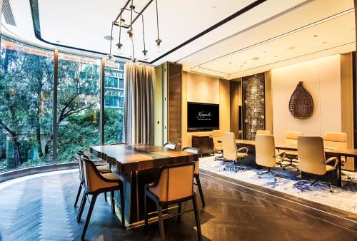275067774 Kempinski Residences Guangzhou - Free shuttle between hotel and Exhibition Center during Canton Fair & Exhibitor registration Counter