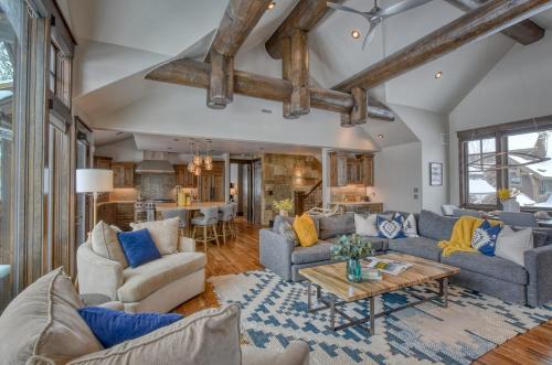 Stunning 5BR Shock Hill Mansion- Steps To Gondola! - main image