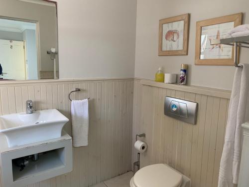 Oceansnest Guest House Room Type - Standard Queen Room