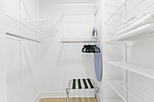 Comfy 1-Bedroom Loft Adjacent to Wrigley Field