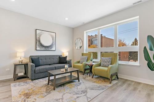 3-Bedroom Eclectic Style Apartment in West DePaul