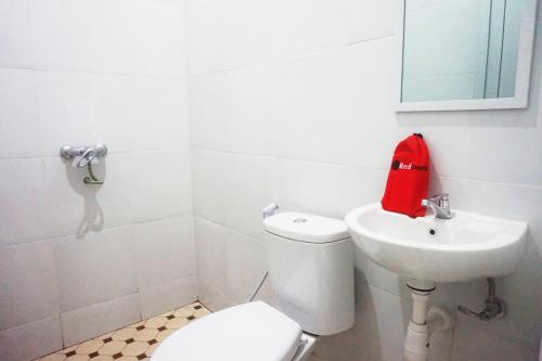 Bathroom, RedDoorz @ Jalan Tanjung Blitar in Blitar