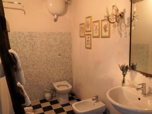 Blissful Holiday Home in Pratovecchio with Swimming Pool - image 12