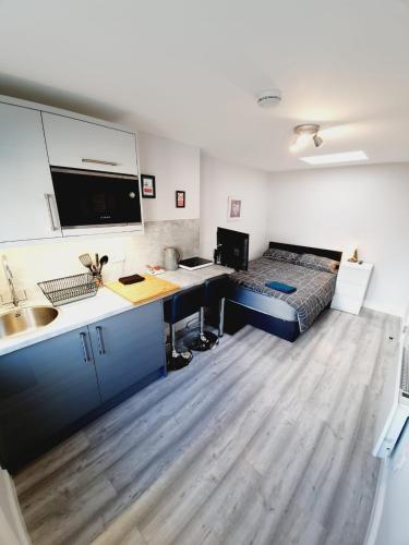 Southend on Sea - Westcliff Studios - Great Location - Tap to explore photos