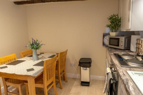 Highgate View Apartment - image 5