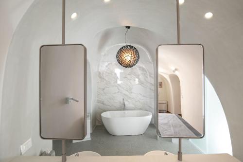 Elegant Santorini Villa Villa Ioulia Private Pool Air Conditioning 3 Bedrooms Oia - image 7