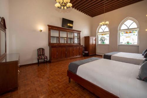 Hotel Senorial Hotel Señorial is a popular choice amongst travelers in Queretaro, whether exploring or just passing through. Both business travelers and tourists can enjoy the hotels facilities and services. Bar, 