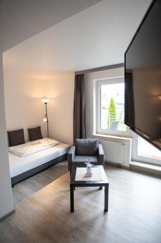 1 queen bed, 1 sofa bed