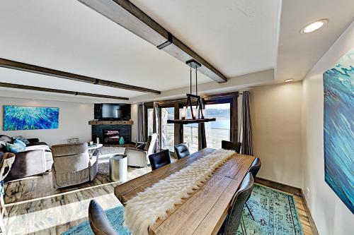 Sleek Retreat - Pool Spa - Lake & Mountain Views condo - image 4