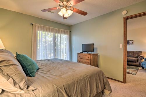 Condo with Balcony Less Than 2 Mi to Silver Dollar City! - image 2