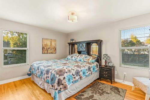 Large Family Home with Garage Game Room and Office - image 4