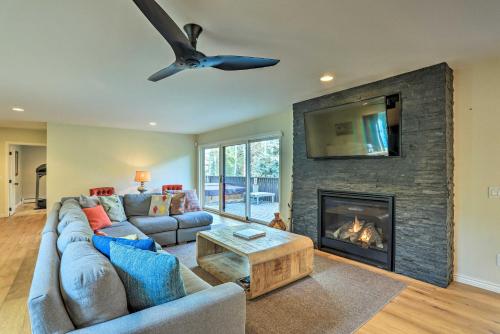Roomy Avon Family Chalet with Hot Tub in EagleVail! in Avon, USA