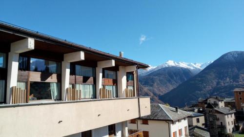 Apartment with Mountain View