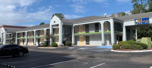 Magnolia Inn Extended Stay of Kingsland - New 2023 - Book a Kitchen Room - 12 Noon Check Out - Sleep in Kingsland (GA)