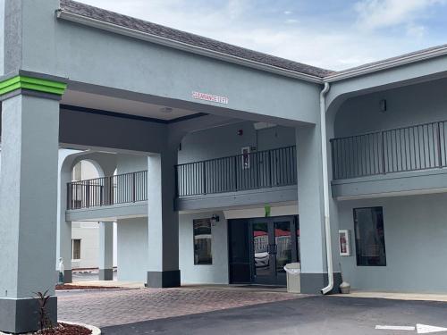 Magnolia Inn Extended Stay of Kingsland - New 2023 - Book a Kitchen Room - 12 Noon Check Out - Sleep In Late - Better Sleep - Ultra Sparkling - Pool open until until 2AM - Stay and Save Today - 24 Hour Front Desk - Premium Coffee Bar - Award Winning Inn