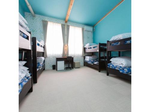 8 twin beds