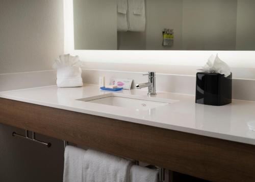Holiday Inn Express Hotel & Suites Olive Branch an IHG Hotel - image 6