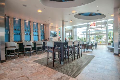 Restaurant, Hotel Indigo Waco-Baylor By IHG in Waco City Center