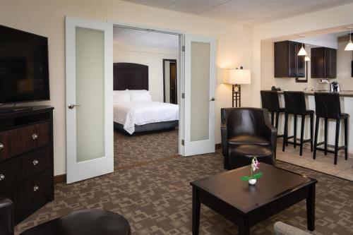 Holiday Inn and Suites Charleston West, an IHG Hotel