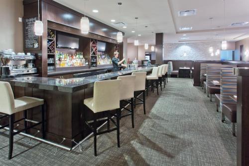 Holiday Inn & Suites Red Deer South By IHG - 바/라운지