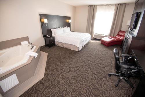 ホリデイ イン ホテル & スイーツ レッドディア サウス by IHG1 King Suite Jetted Tub