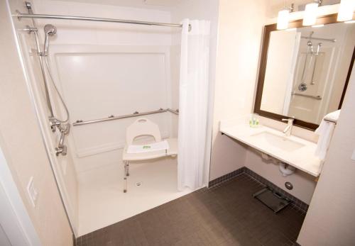 Queen Room with Two Queen Beds and Roll-In Shower - Disability Access